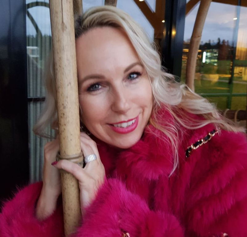 HOE KOMT HET? Hoe komt het dat jij de liefde bent vergeten? HOE KOMT HET? Hoe komt het dat jij de liefde bent vergeten?
