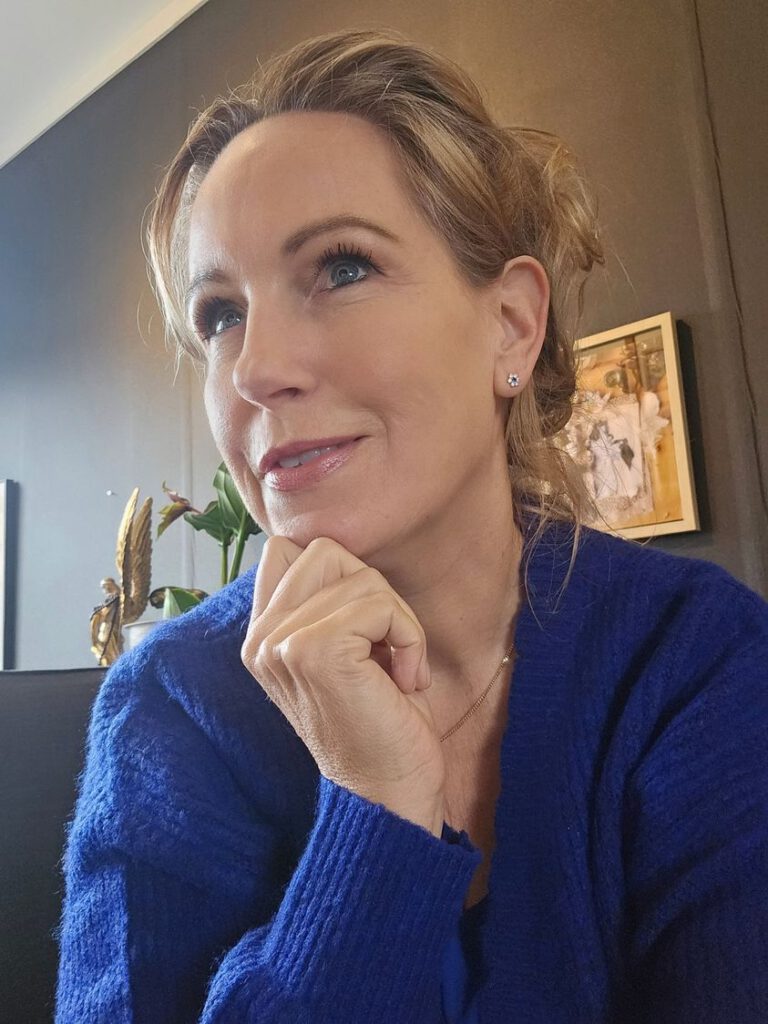 LOSKOMEN VAN DE ZELFVOORZIENENDE VROUW LOSKOMEN VAN DE ZELFVOORZIENENDE VROUW